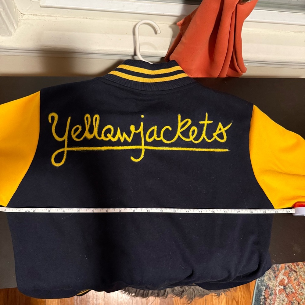 Full Yellowjackets Halloween Costume 🐝 - Picture 13 of 16
